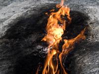 Feuer und schwarzer Fels bei Chimaira